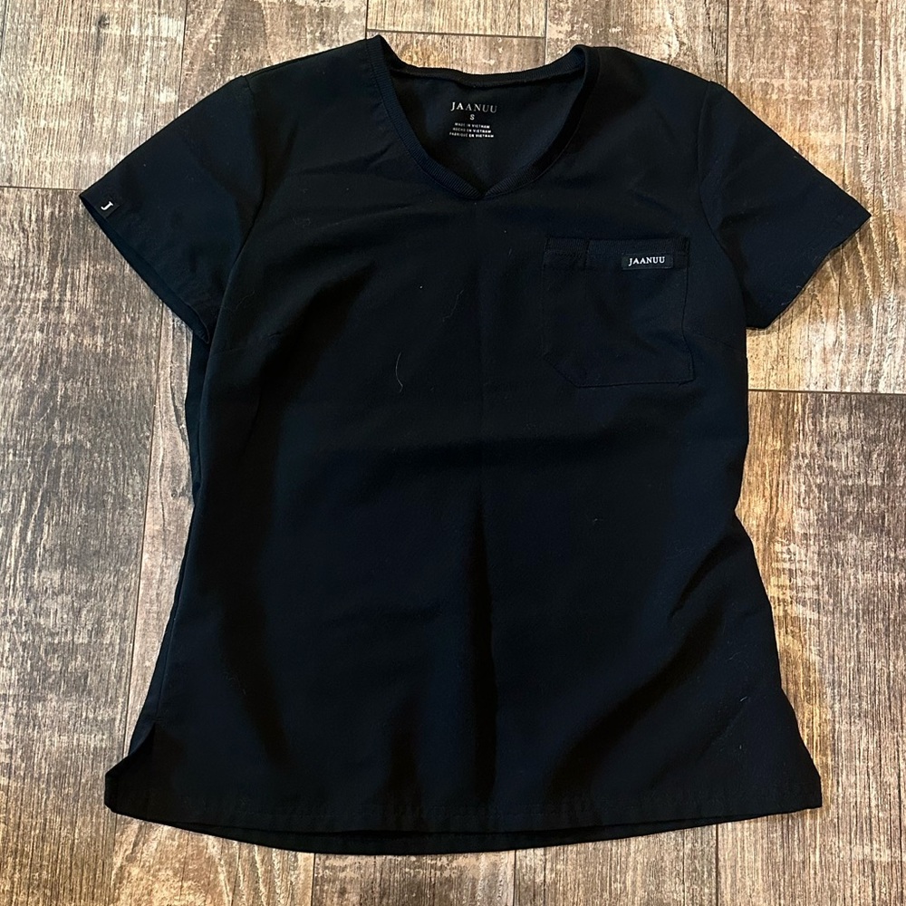Jaanuu small scrub top